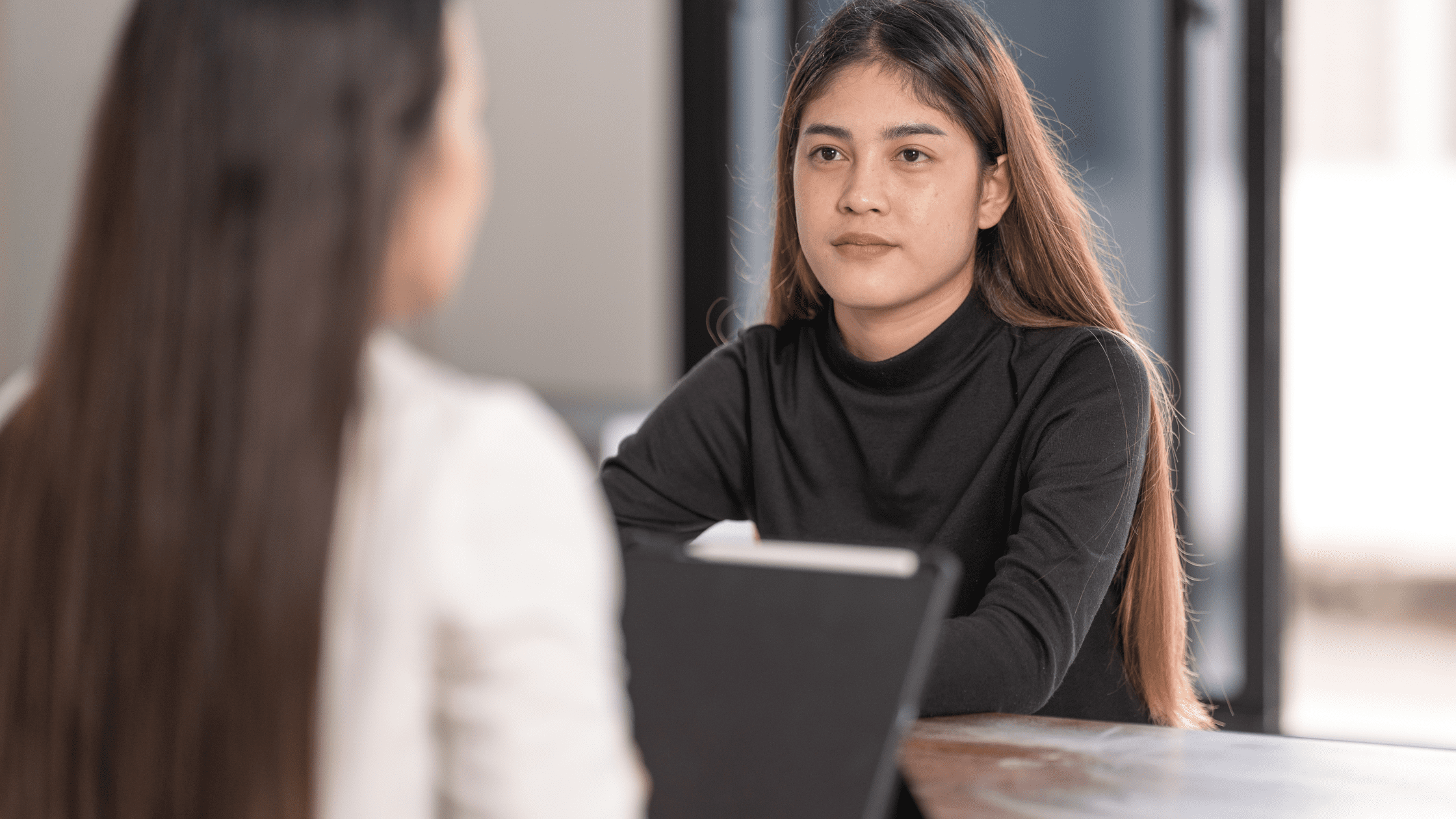 A pre-med student meeting with her pre-health advisor.